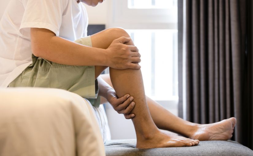 person holding calf muscle due to muscle numbness 